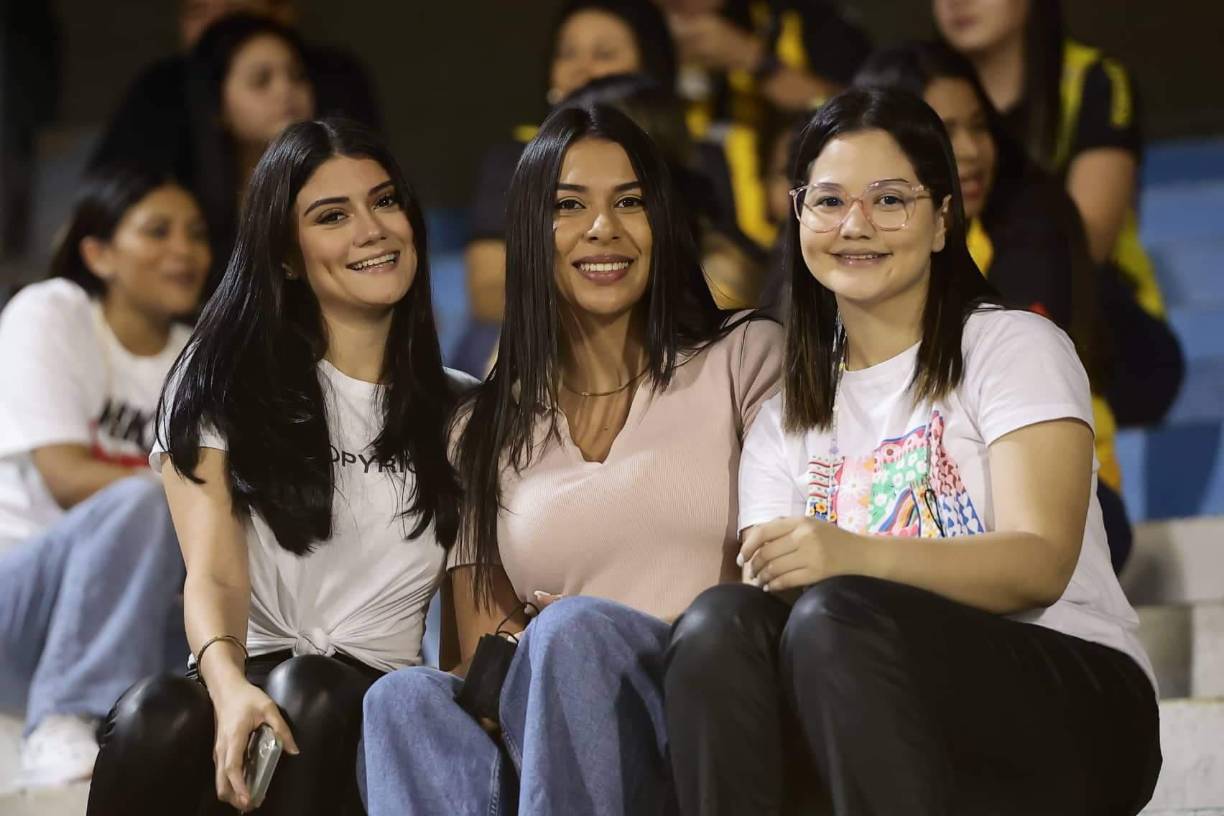 Ambientazo y lindas chicas en el Morazán con el Real España-Alajuelense por Liga Concacaf