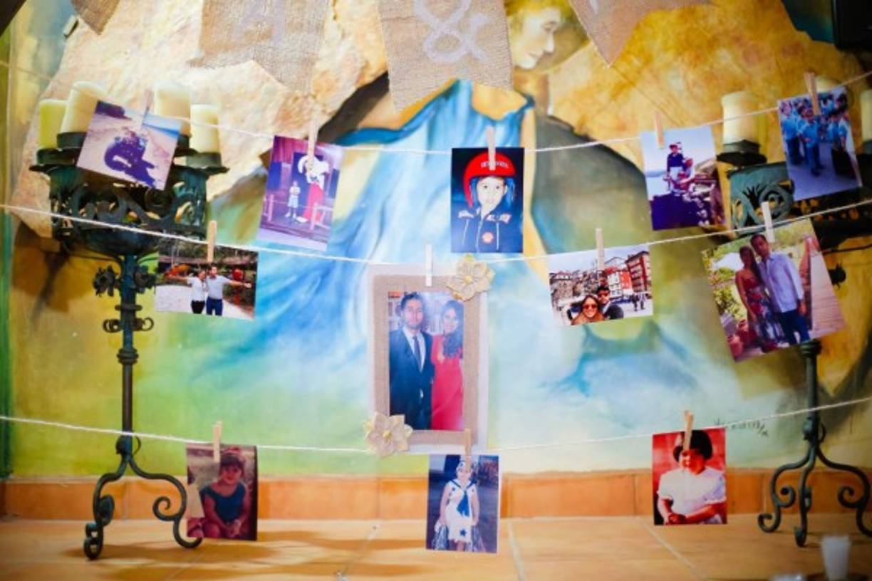 Fotos de los novios dieron la bienvenida a la pareja.