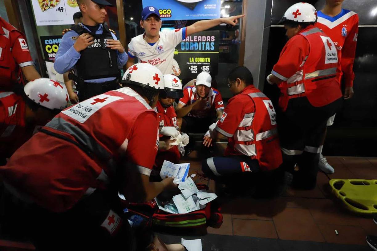 Los miembros del cuerpo de bomberos asistieron al aficionado olimpistas.