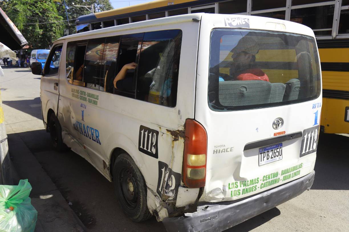 La forma temeraria en la que conducen la mayoría de choferes de buses provoca que tengan muchos accidentes que hace que sus unidades estén en pesimas condiciones.