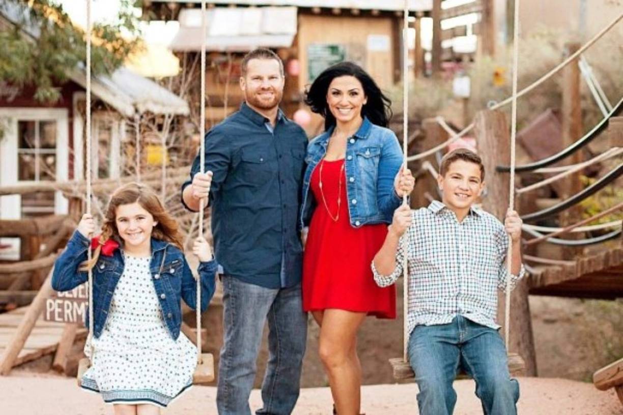 Jenny Parks, era profesora en una guardería, en esta foto con su esposo y sus dos hijos.