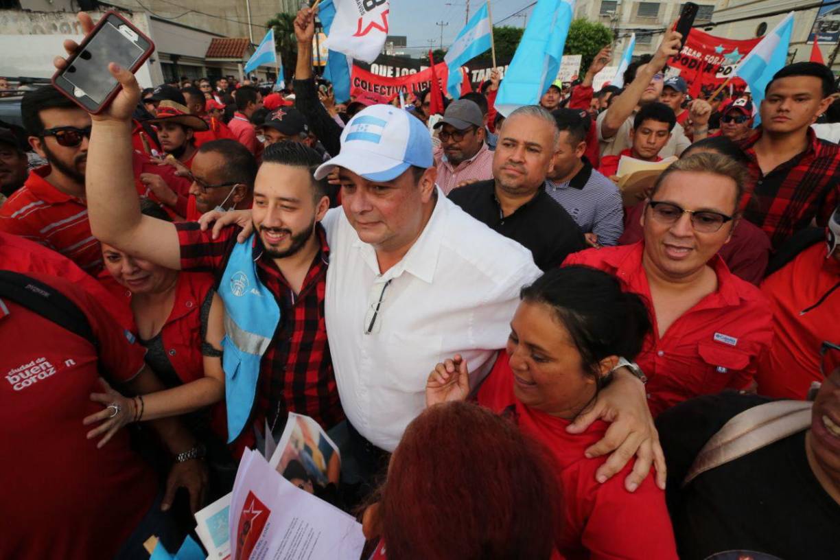 Alegría indicó que miles de personas asistían a la movilización para demandar también la adhesión de Honduras al CAF luego de que el Parlamento hondureño no la ratificó la semana pasada, lo que había aprobado en mayo con 66 votos de los 128 diputados que integran el Legislativo.