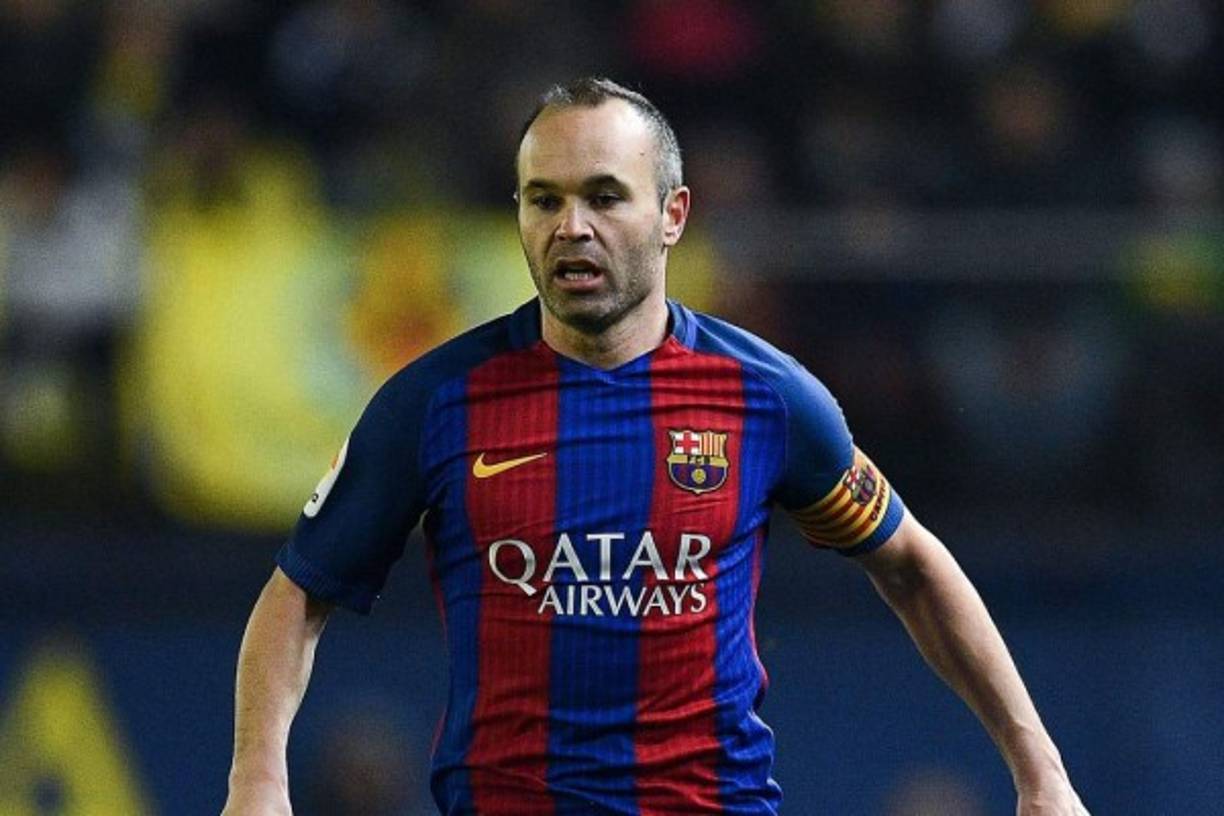 Andrés Iniesta seguirá el próximo curso en el FC Barcelona. El capitán azulgrana, -uno de los que todavía falta por renovar-, ha descartado su salida este próximo verano y ha asegurado que la temporada que viene continuará en el Camp Nou. “Este año no he tenido continuidad, y eso te hace pensar. Pero sigo pensando que a día de hoy puedo seguir rindiendo a un altísimo nivel y tengo un año más de contrato. No contemplo que pase nada este verano”, ha valorado el capitán del Barça en zona mixta. “Salvo algo raro, el año que viene estaré aquí”, ha sentenciado Iniesta.