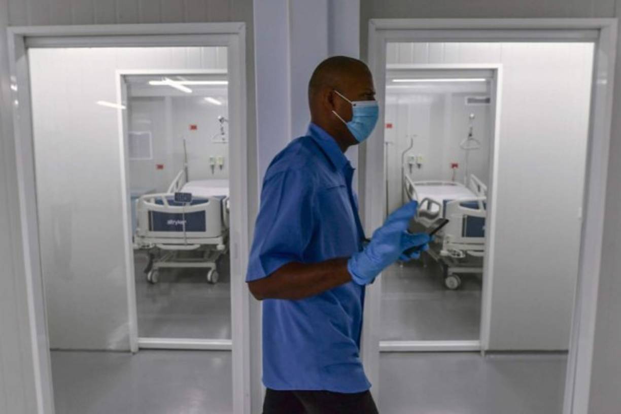 El tercer bloque del hospital alberga la Unidad de Cuidados Intensivos (UCI), con 20 camas de hospitalización individual y un equipo de hemodiálisis portátil adicional.