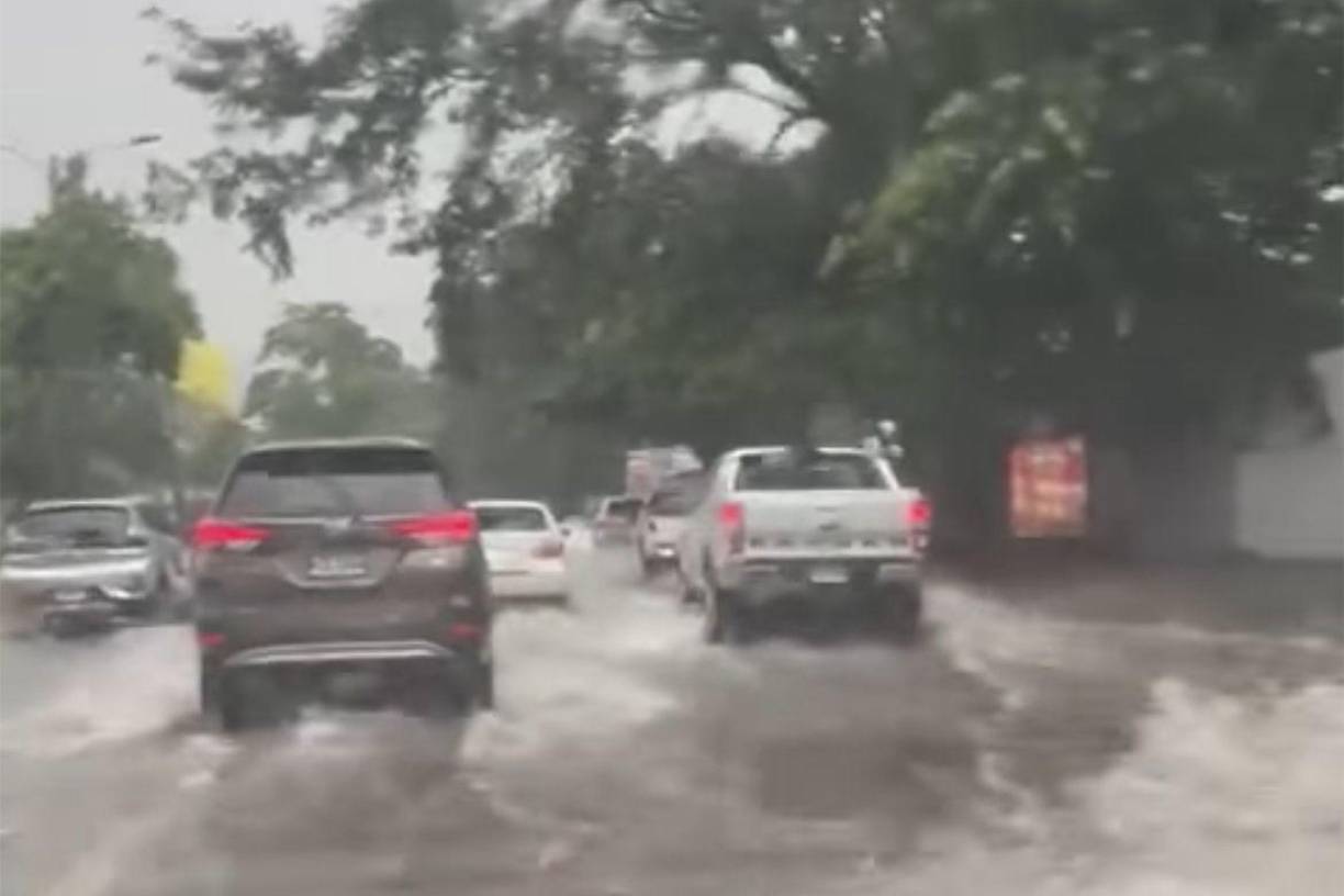 Calles, avenidas y concurridos bulevares se han inundado por la fuerte precipitación descargada sobre la capital industrial. 