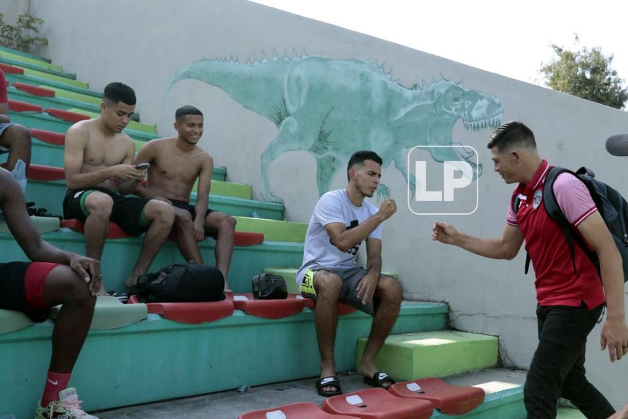 Francisco Martínez saludó uno a uno a sus nuevos compañeros.