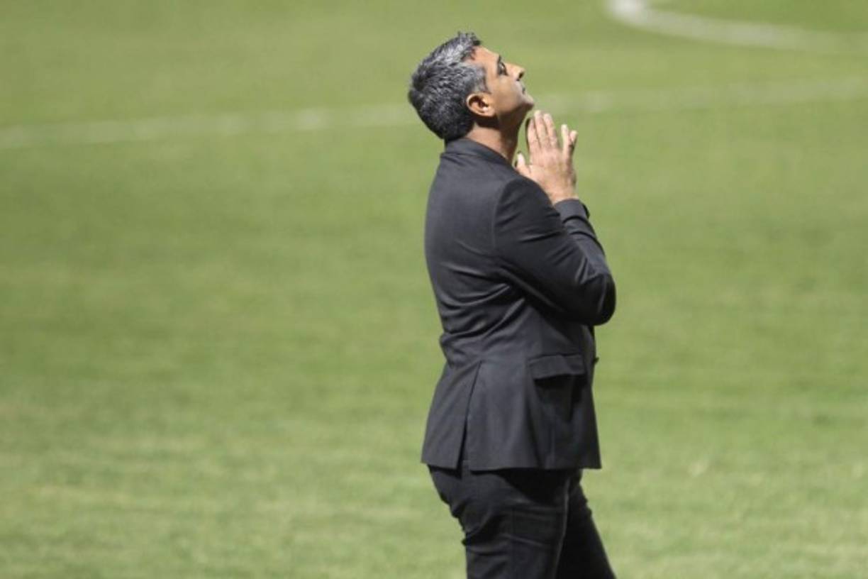 Diego Vázquez se lamenta tras una ocasión fallada del Motagua contra el Platense.