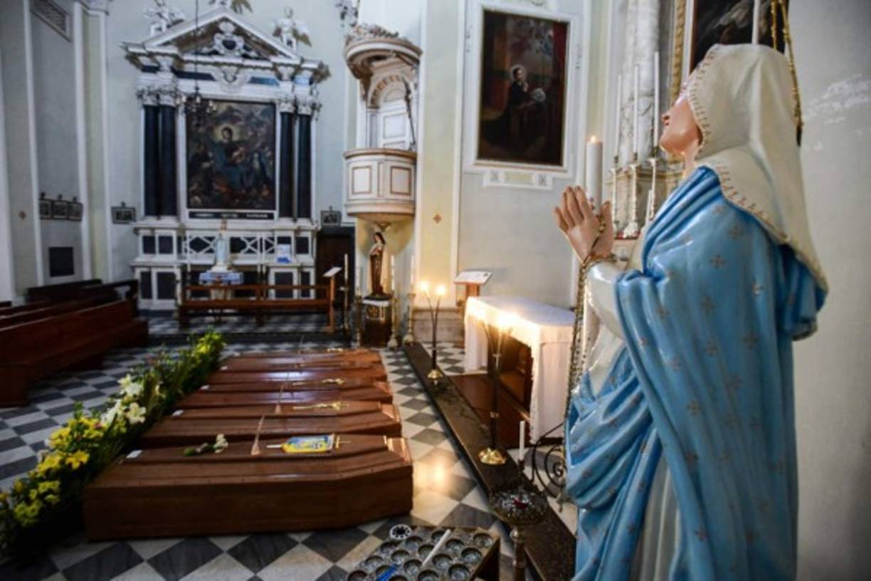 Tras dar a conocer la nueva cifra de fallecidos por coronavirus, Italia ordenó el cierre de toda actividad no esencial.