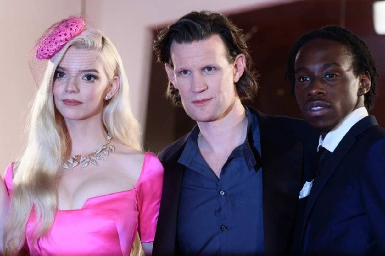 Sin embargo el glamour que imaginaba pronto queda empañado por un aura mucho más oscura, al entrar en contacto con la historia de una fantasmagórica mujer que vivió en la capital londinense en los Sesenta, interpretada por Taylor-Joy.