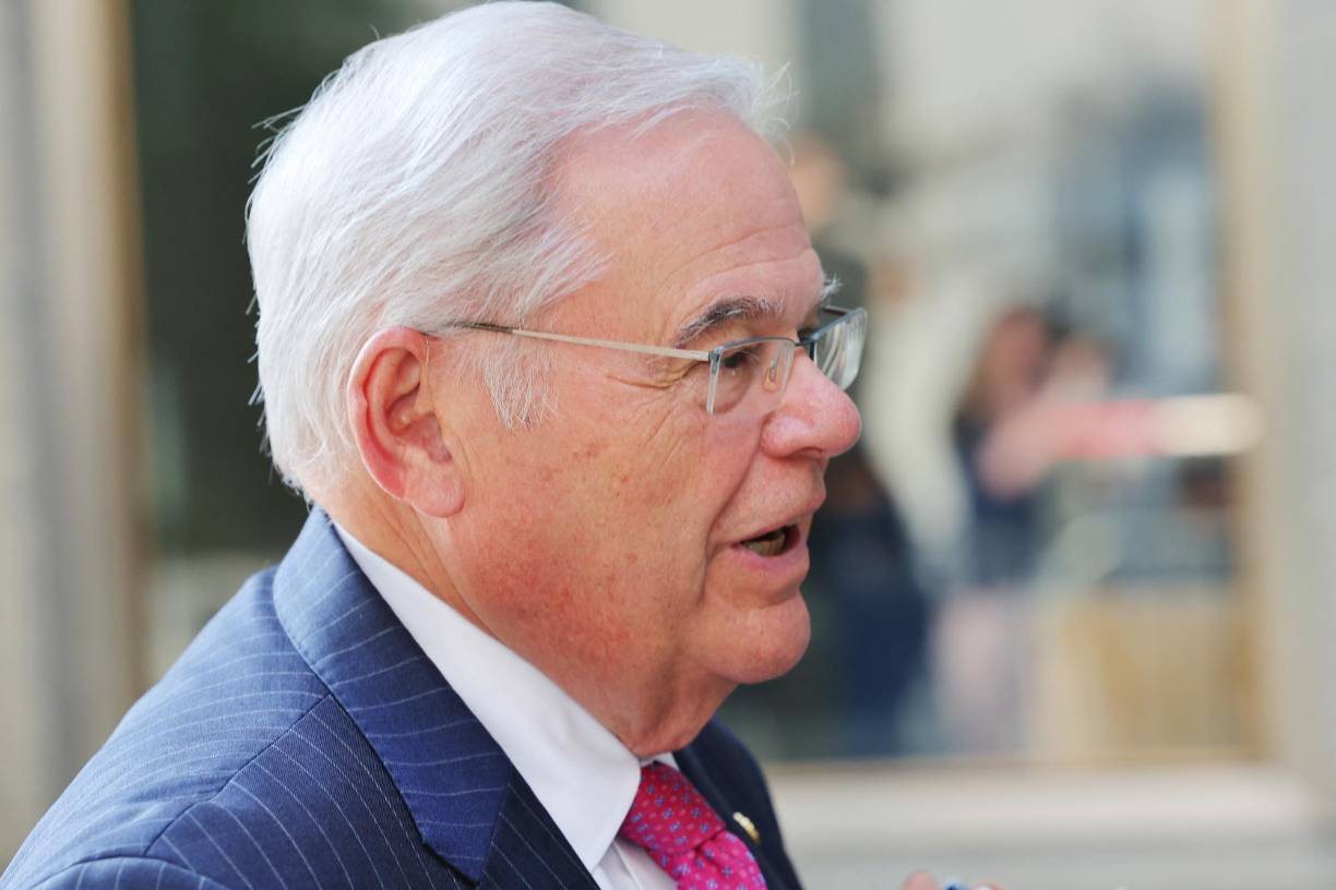 A cambio, los empresarios pagaron los servicios prestados con oro y dinero. Pero también cancelaron una hipoteca de la esposa del senador y Wael Hana la contrató como vicepresidenta de su empresa sin que deba hacerse presente, pagándole un salario de 120.000 dólares anuales.