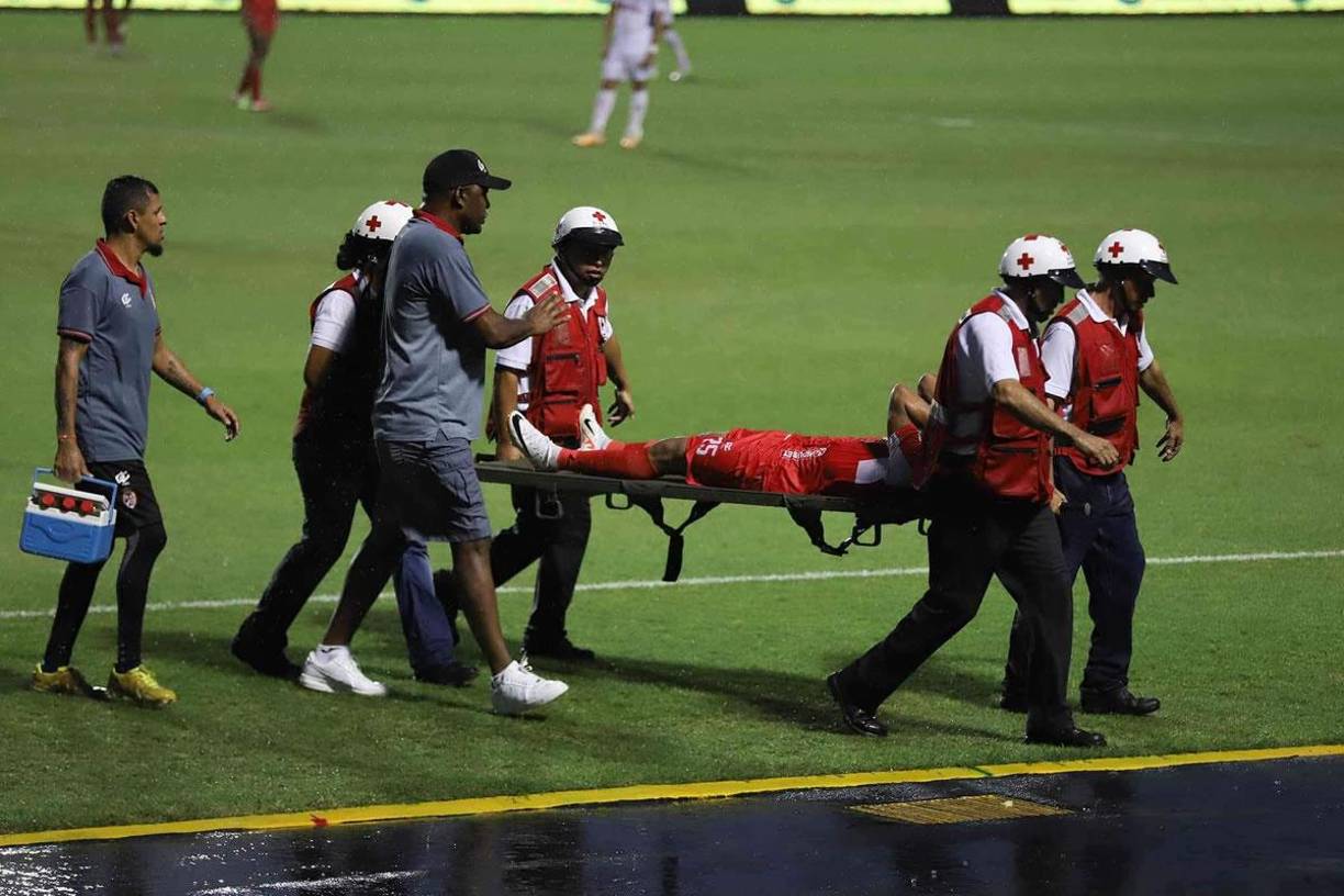 El jugador Michael Otoniel Osorio, de la Real Sociedad, tuvo que abandonar el partido ante el Olimpia tras sufrir una lesión y fue asistido por la Cruz Roja.