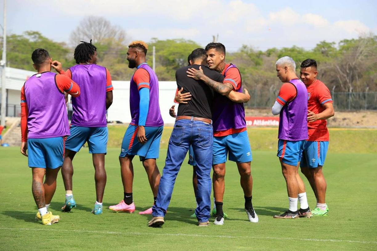 Olimpia recibió una visita especial previo al partido contra Marathón. Una leyenda del equipo estuvo en el entrenamiento.