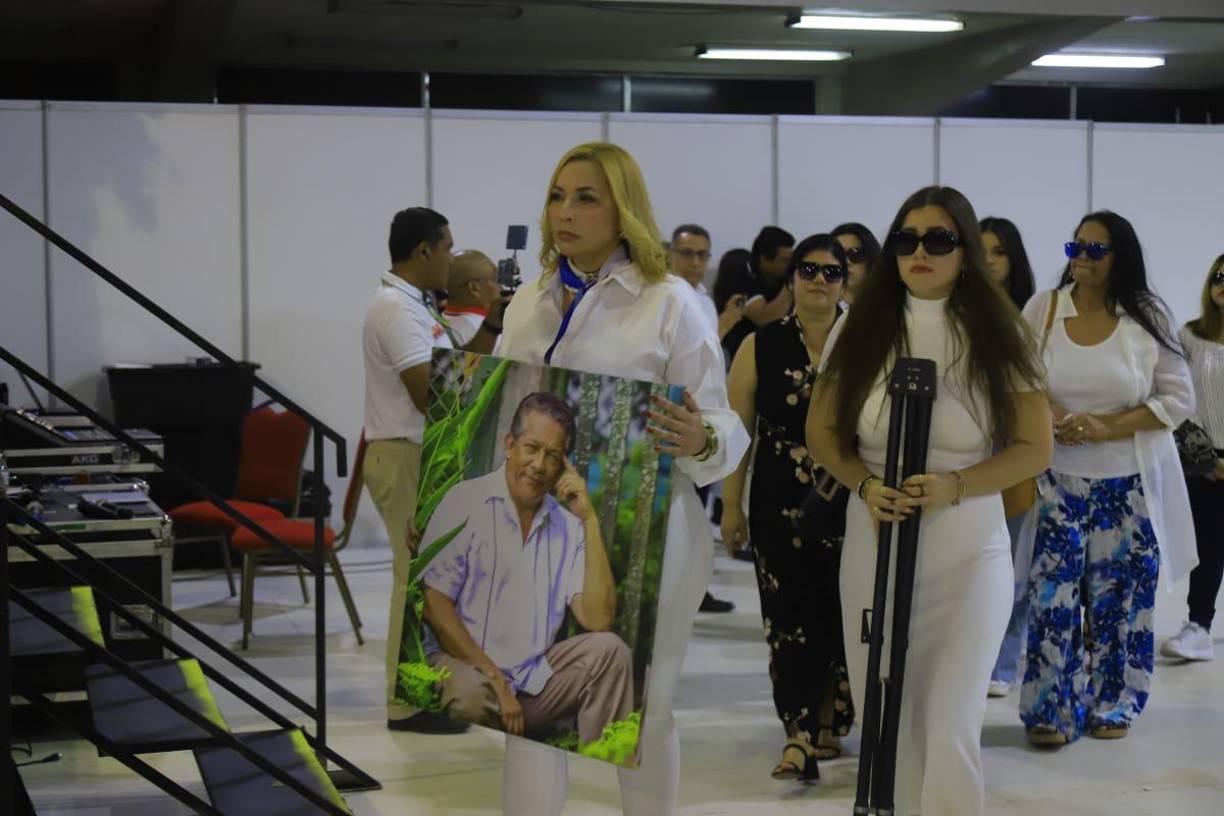 Su viuda, Jamima Miranda de Canelas, lleva en sus manos el retrato de su amado esposo. 