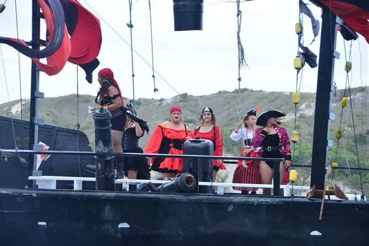 La recreación de los piratas que llegaban a la isla hace unos 500 años en carabelas, no puede faltar cada año en el festival del Camarón en Guanaja. 