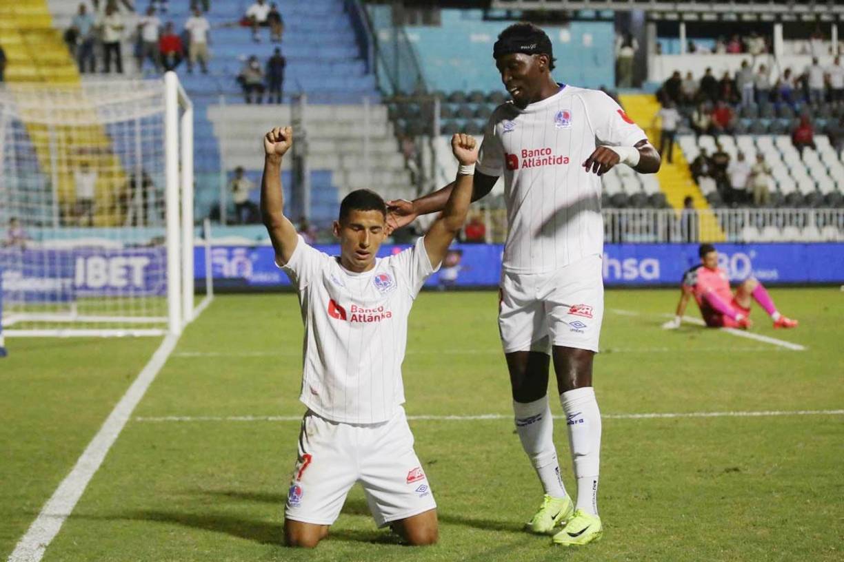 José Mario Pinto se puso de rodillas para celebrar su gol contra el Olancho FC.