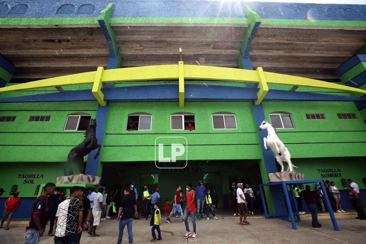 El Olancho FC colocó a dos potros en la entrada del estadio Juan Ramón Brevé Vargas.