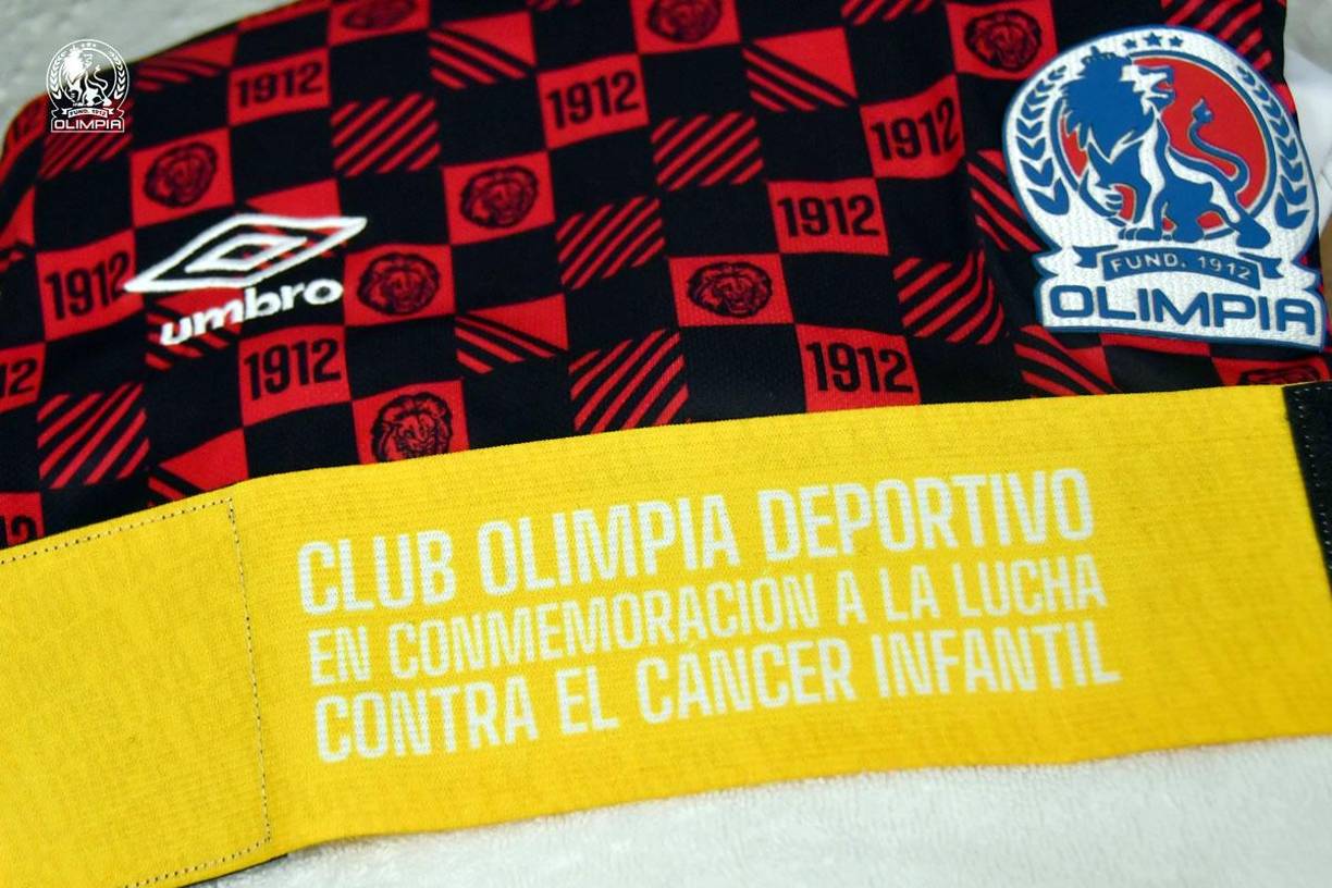 El gran detalle del Olimpia. El capitán merengue, que fue Edrick Menjívar, saltó a la cancha del Carlos Miranda portando un gafete especial en conmemoración a la lucha contra el cáncer infantil.