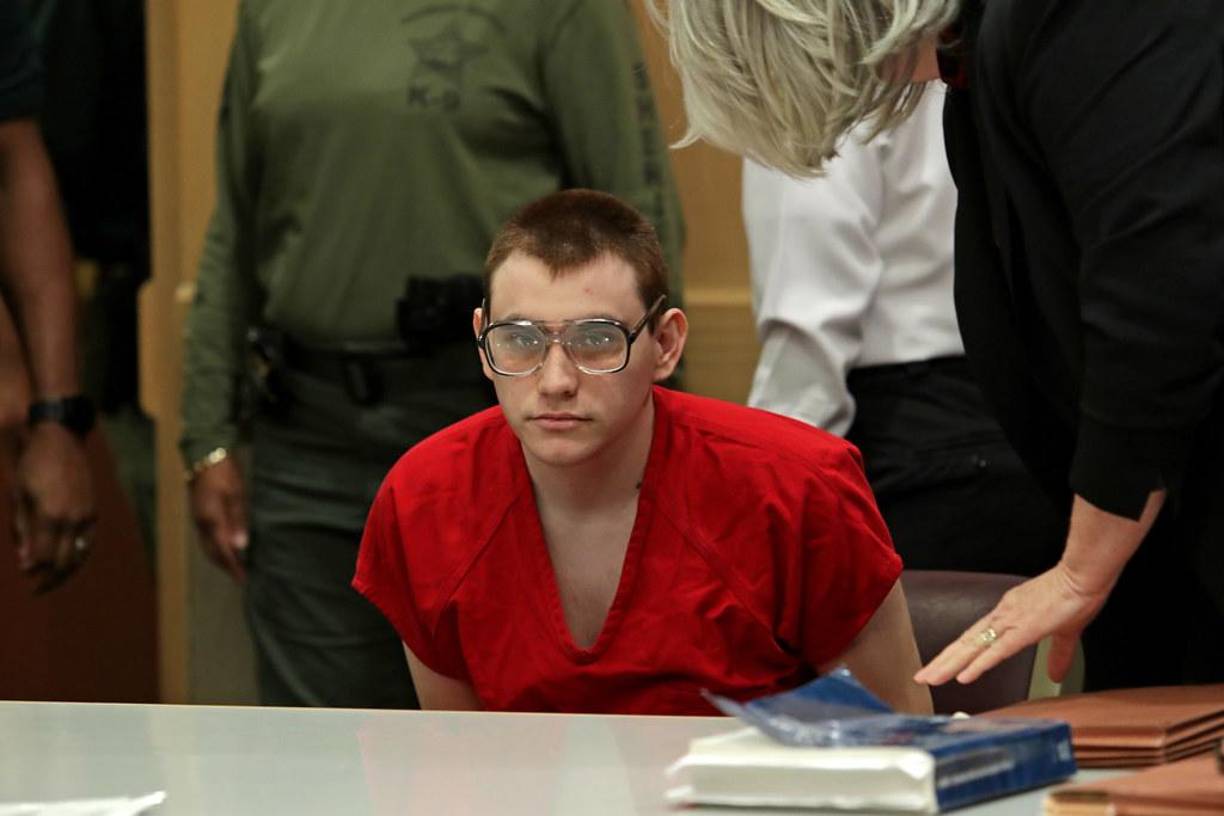 Esposado y vestido con uniforme naranja, el joven miraba hoy sin mostrar emoción alguna a la magistrada mientras ésta leía, por momentos con la voz entrecortada, las 34 sentencias consecutivas que imponía por cada una de las víctimas mortales y heridos, y que condenan a Cruz a pasar el resto de su vida en una cárcel estatal.