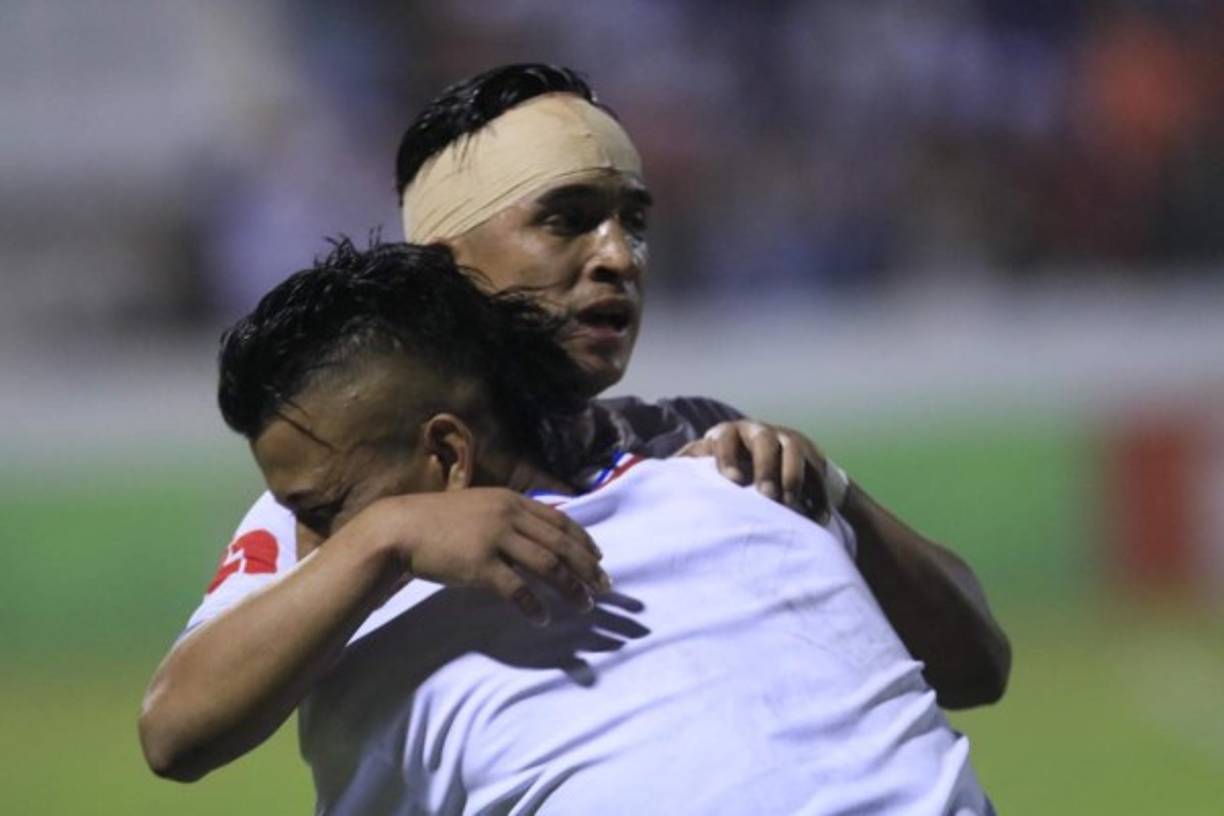 Invasor. Un aficionado entró al campo a celebrar el gol con Michaell Chirinos.