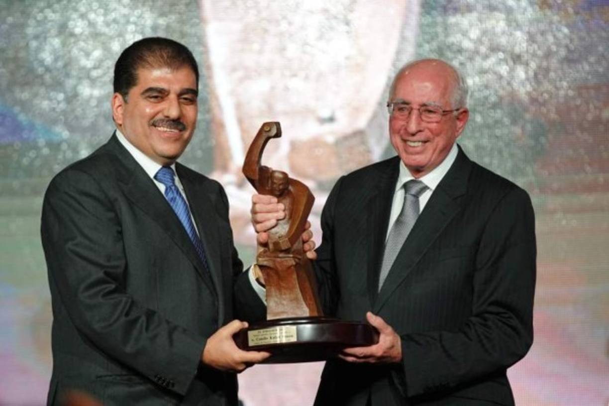 5. Camilo Kafati recibe premio El Forjador<br/><br/>La Cámara de Comercio e Industrias de Cortés (CCIC) entregó este año el galardón El Forjador 2017 al empresario Camilo Demetrio Kafati Simón.<br/>La junta directiva decidió por unanimidad que el galardón era para Kafati Simón por su aporte a la economía y su gran don de servicio.<br/>La Cámara de Comercio institucionalizó en 1995 el galardón que consiste en la entrega de un pergamino y la estatuilla El Forjador, obra esculpida en bronce por el artista hondureño Jesús Antonio Zelaya, que simboliza la dedicación del pueblo sampedrano al trabajo productivo.<br/><br/>El premio fue entregado el 25 de octubre en un evento de gala que reunió al empresariado y las autoridades del país y del municipio en el Centro de Convenciones Felipe Argüello de Expocentro. Kafati forma parte del programa Responsabilidad Social de grupo Intur, participando en las acciones sociales a través del Instituto Intur. <br/>Es uno de los empresarios que da más empleos y se ha destacado hasta por salvar vidas como miembro del Cuerpo de Bomberos. El empresario, nacido en Tegucigalpa el 23 de septiembre de 1932, recibió también una moneda conmemorativa a los 50 años de fundación del Cohep. El Forjador es la máxima distinción empresarial que se confiere en San Pedro Sula cada año.