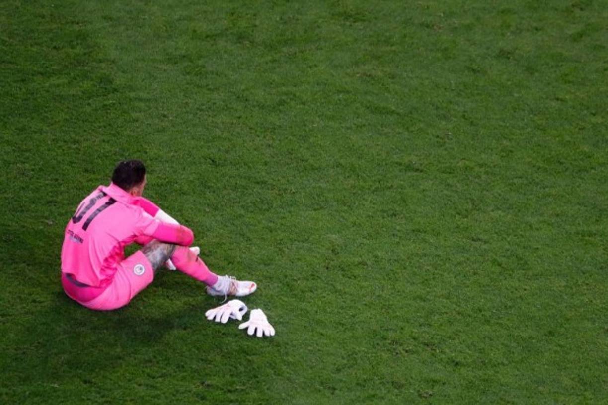 El portero brasileño Ederson también estaba destrozado tras perder la final.