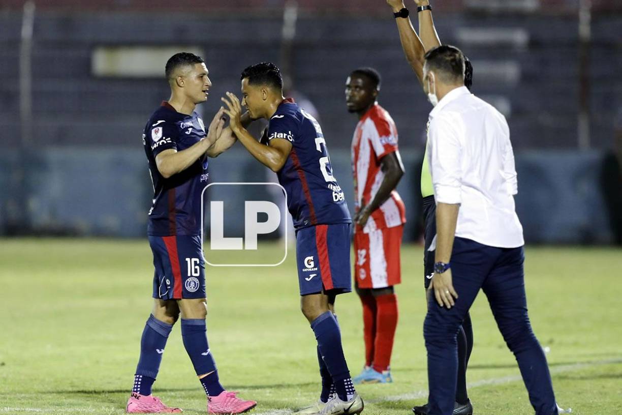 Óscar García entrando al campo en lugar de Héctor Castellanos.