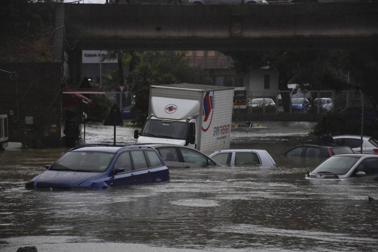 Un “medicane”, una gigantesca tormenta en el Mediterráneo ha provocado catastróficas inundaciones en el sur de Italia, que se prepara para dos días más de lluvias y fuertes vientos por el ciclón, informaron medios locales.
