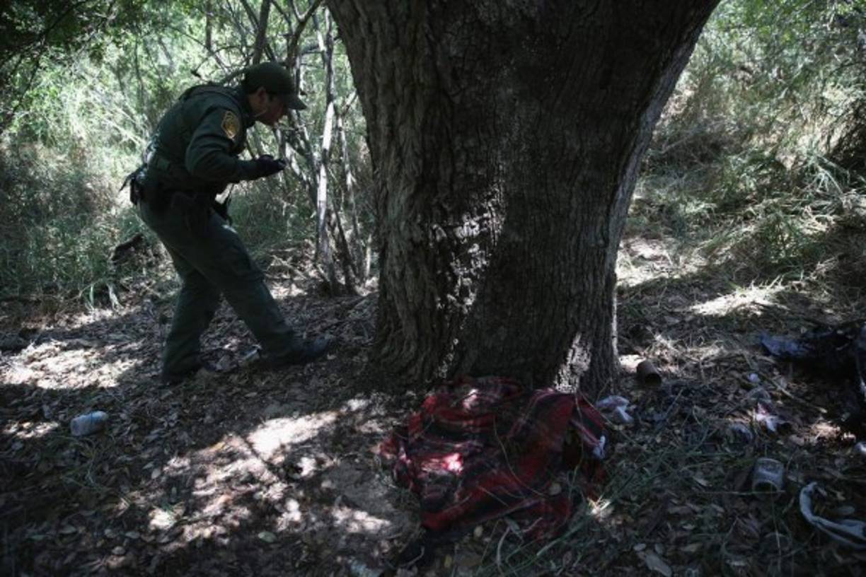 Tras dar la alarma, una patrulla fronteriza se acerca al lugar de los hechos y encuentra restos presumiblemente de migrantes ilegales.