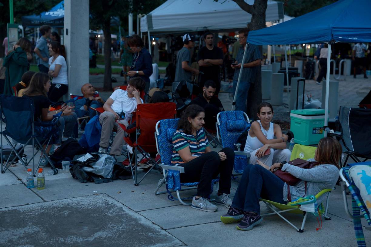 Decenas de periodistas y camarógrafos se han apostado en las afueras del edificio del tribunal desde hace varios días para dar cobertura a este hecho inédito.