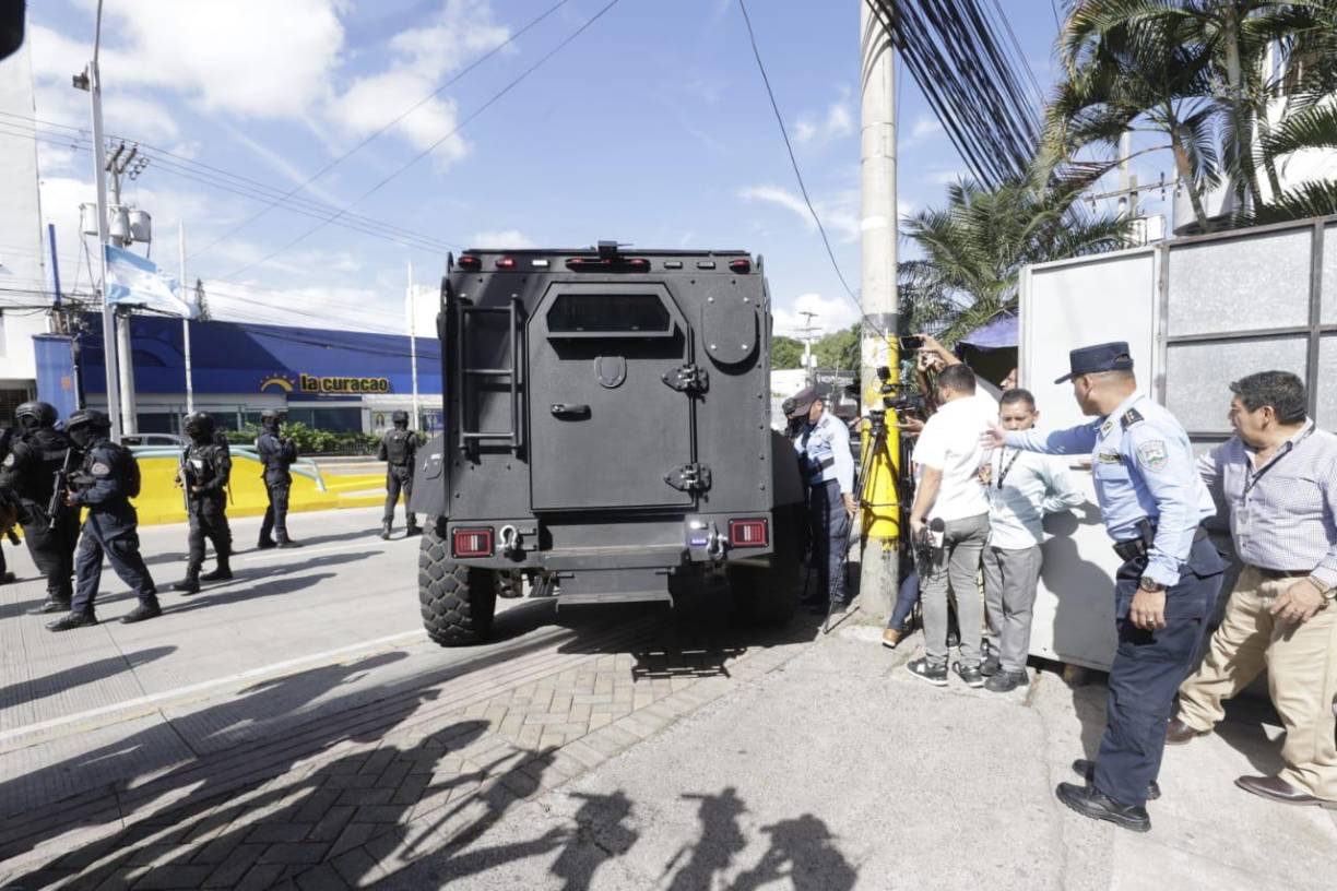 Vallecillo fue movilizado en un vehículo Black Mamba de la Policía Nacional. 