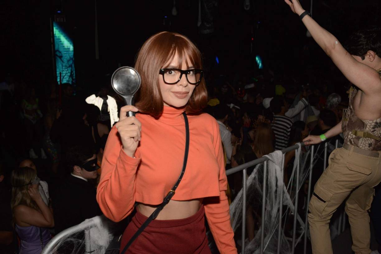 “Vilma”, personaje de la serie animada “Scooby Doo”, fue uno de los disfraces que más llamó la atención. Lo interpretó Amy Escoto.