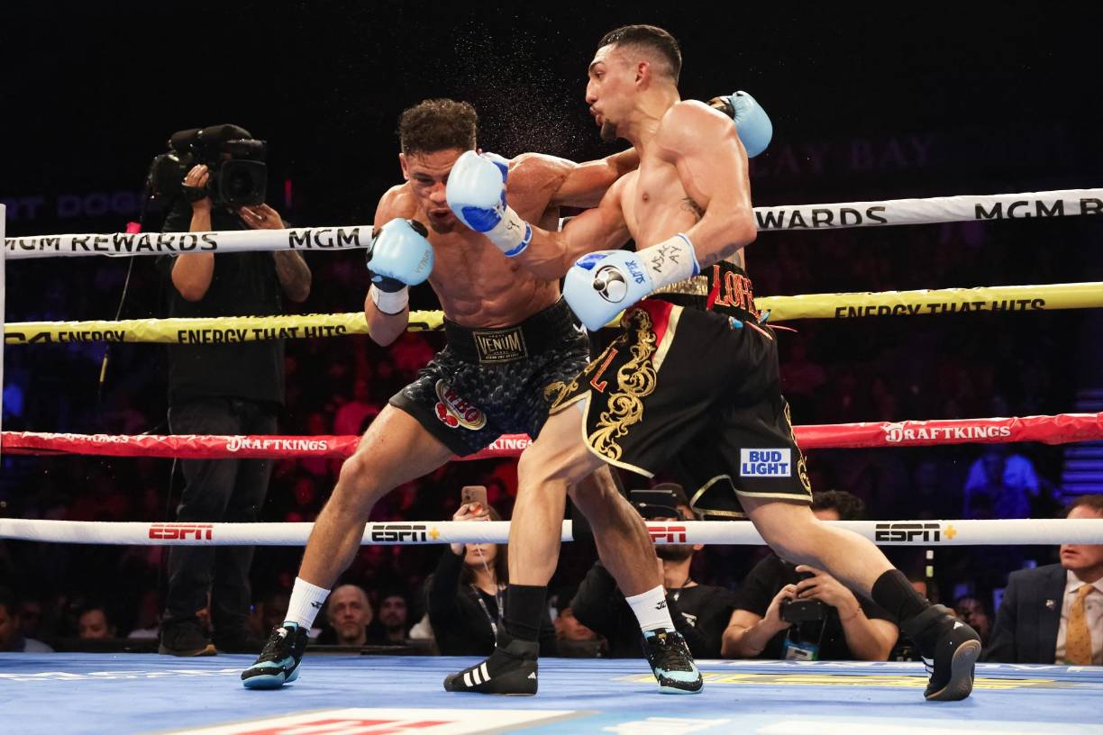 En el cuarto round, Teofimo López engañó con la derecha a Ortiz y conectó con la izquierda. En este asalto el catracho fue mejor.