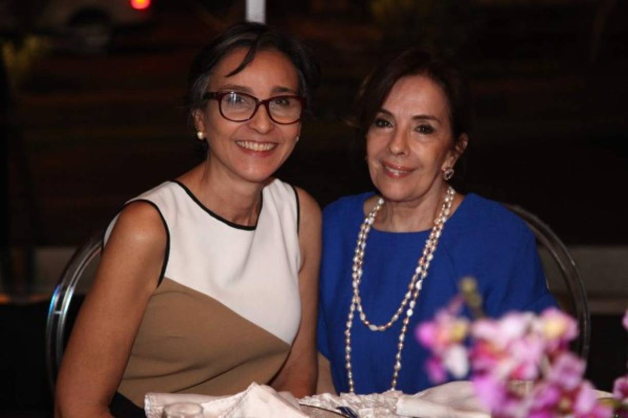 María Teresa Peña y Jackie Beall.