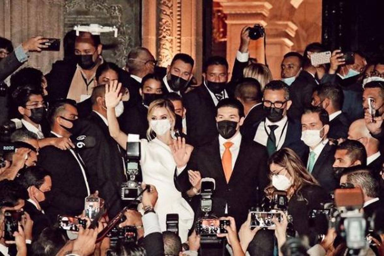 A sus 26 años es influencer, empresaria y Primera Dama de Nuevo León, aunque este último título no le complace. “Creo que ni una cosa está peleada con otra”, dice Mariana, quien tiene la empresa de belleza MAR Cosmetics Co. “En el tema de influencer pues las redes sociales son el futuro. O sea, creo que hay gente que le ha agregado como ese significado negativo a ‘TikTok’: ‘eres tiktoker’.”Y también a Samuel lo tratan de insultar, de que ‘el tiktoker’. Pues no es un insulto. Si no las usas, te vas a quedar atrás. Entonces todo el mundo debe estar usando ahorita las redes sociales”, dice. 