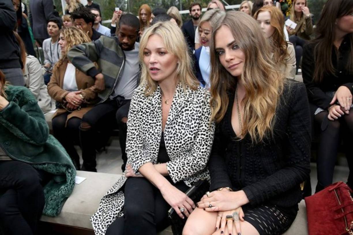 Y es que a Cara le gusta enseñar. En el desfile de Burberry en Londre Cara compartió con Kate Moss.