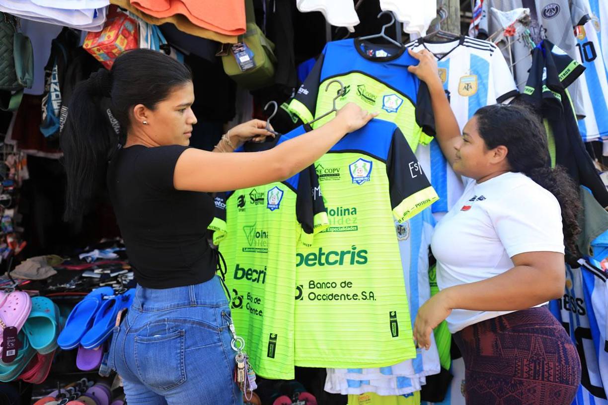 Los aficionados del Olancho FC ya empiezan a buscar la indumentaria del cuadro olanchano previo a la gran final ante Olimpia.