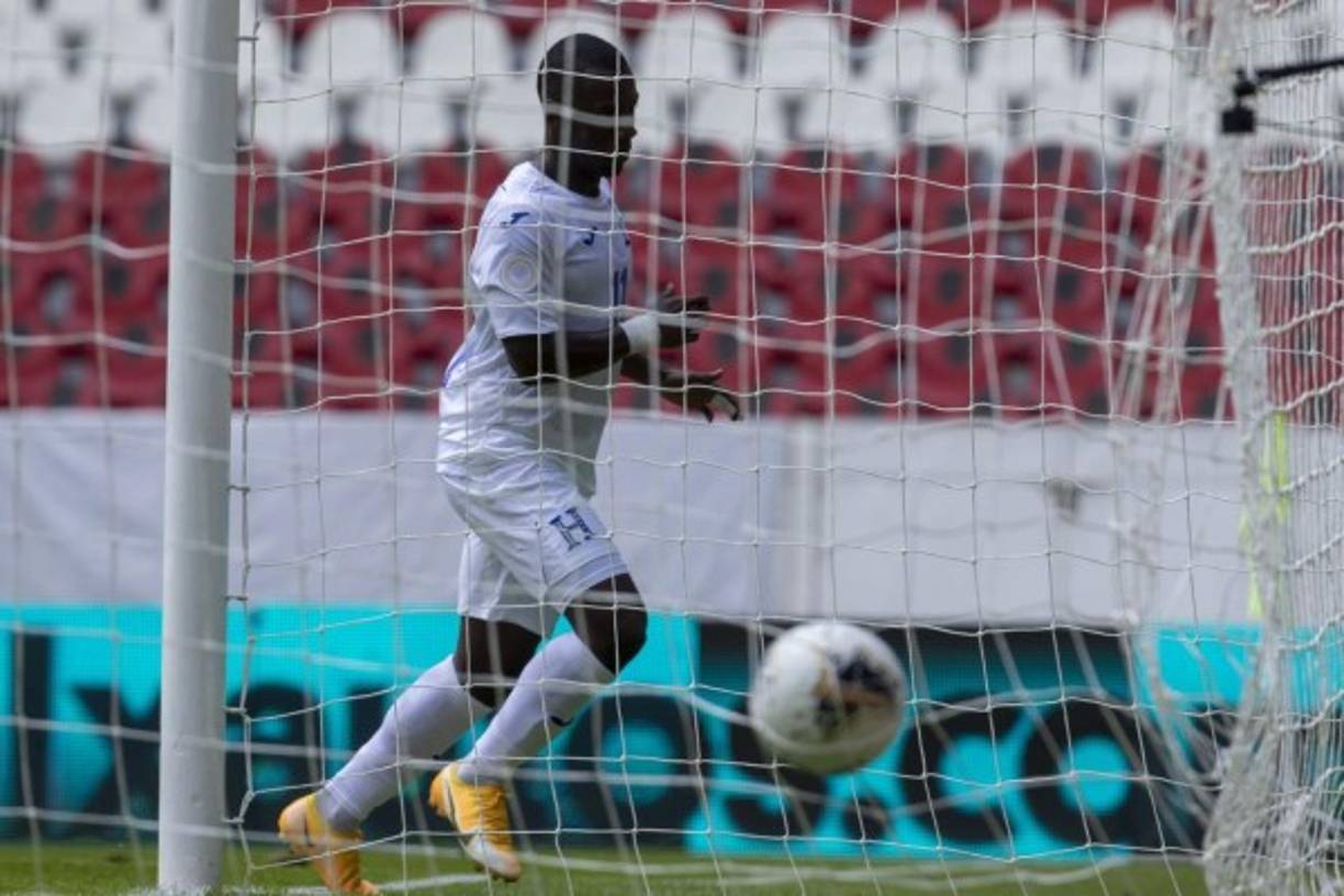 El balón en el fondo de las mallas y Darixon Vuelto a celebrar su doblete y el tercer gol de Honduras ante Haití.