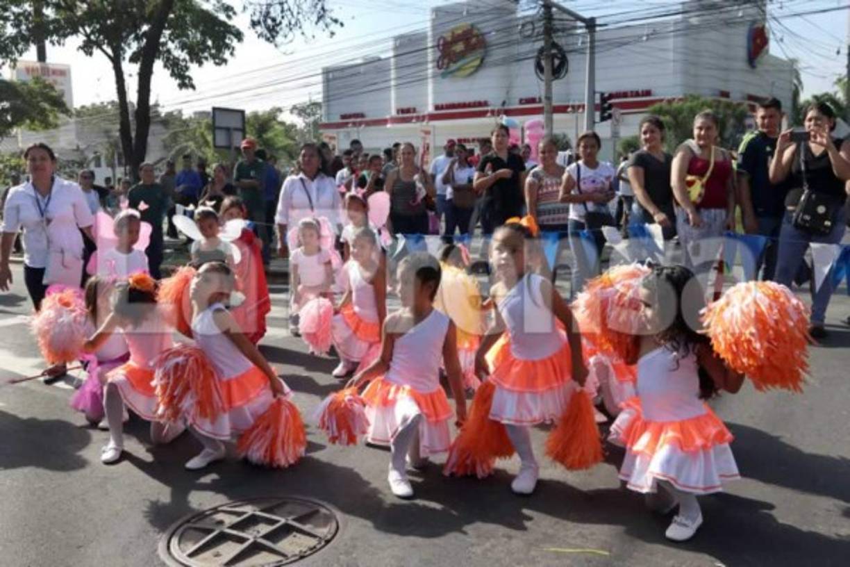El cuadro de pomponeras no podía faltar en estos desfiles.
