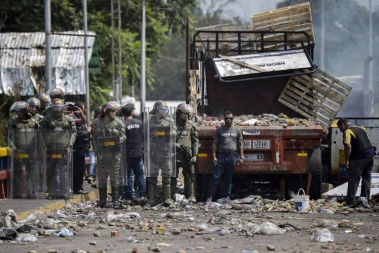 Al menos tres camiones con ayuda humanitaria que lograron pasar la frontera venezolana, procedentes de Colombia, fueron incinerados por parte de las autoridades venezolanas, informaron medios locales.