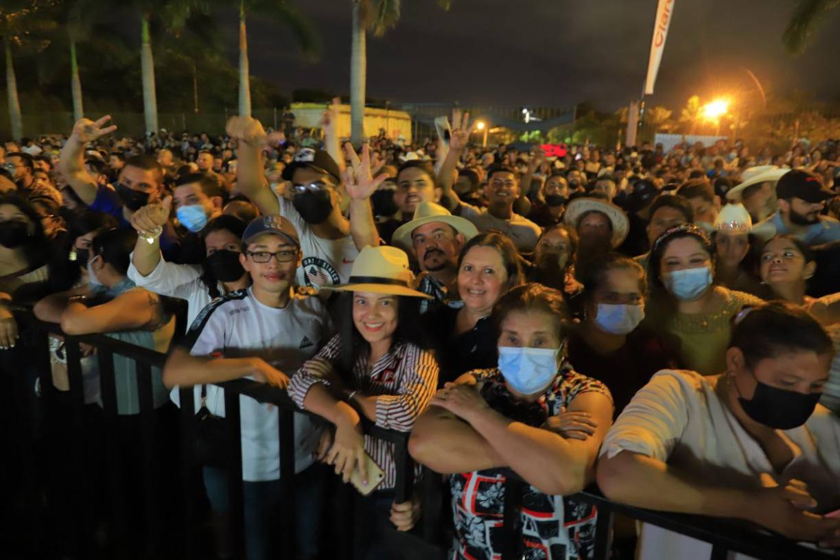 El público disfrutó y coreó cada una de las canciones del grupo mexicano. 