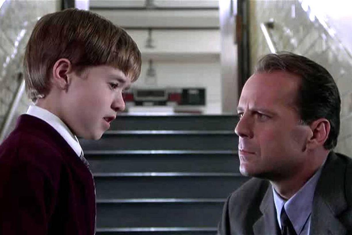 El sexto sentido (1999): El Doctor Malcom Crowe es un conocido psicólogo infantil obsesionado con el doloroso recuerdo de un joven paciente desequilibrado al que fue incapaz de ayudar. Cole Sear es un aterrorizado y confuso niño de ocho años que necesita tratamiento. El Dr. Crowe ve la oportunidad de redimirse haciendo todo lo posible por ayudarle. Véala en Star +