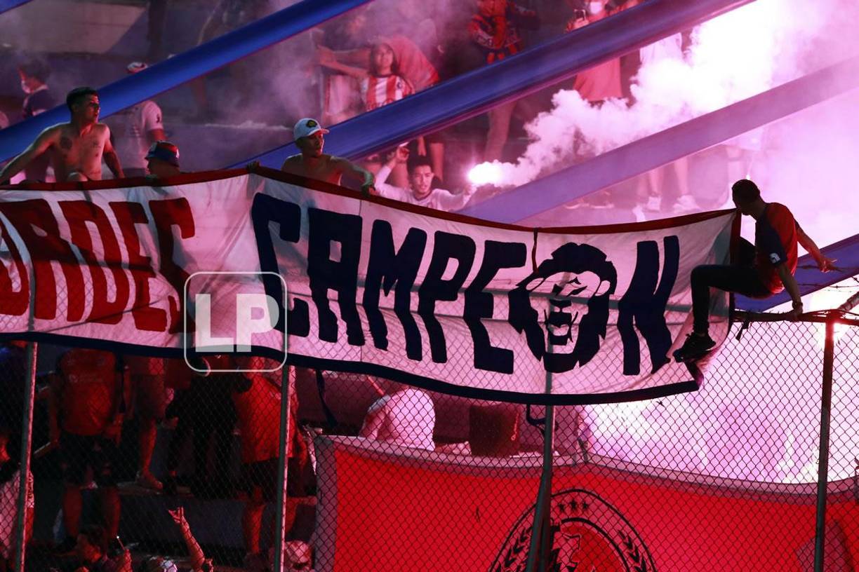 El show de la Ultra Fiel durante el triunfo del Olimpia ante la Real Sociedad.