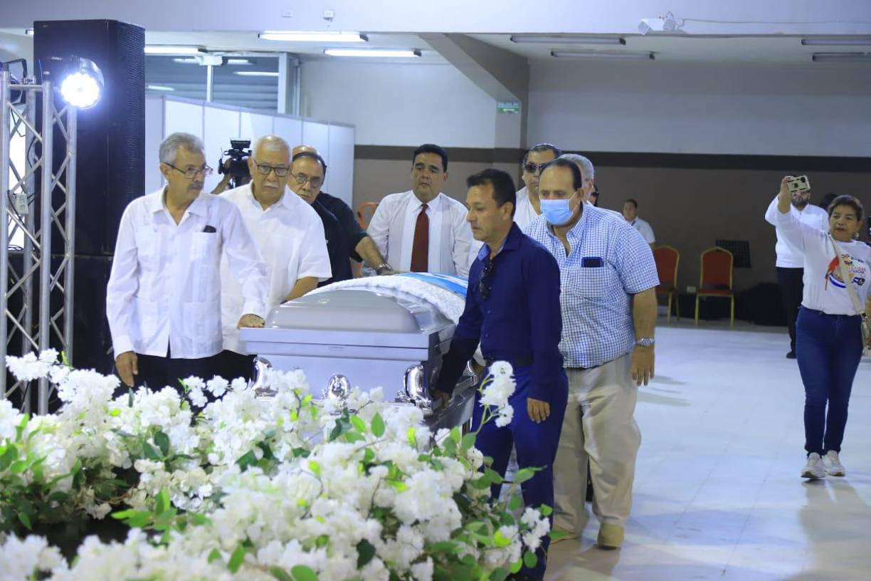 Los restos del cantautor hondureño Moisés Canelas Withol, mejor conocido en el ámbito artístico como Moisés Canelo, llegaron el pasado sábado a casa en un avión procedente de Nueva York.