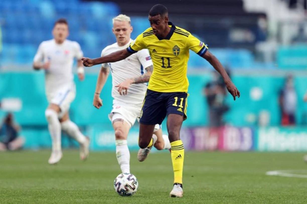 El Real Madrid está mostrando interés en el jugador de la Real Sociedad y delantero titular de Suecia, Alexander Isak, según ha publicado el diario 'AS'. El delantero de 21 años anotó 17 goles en La Liga la pasada temporada y ha demostrado sus habilidades de regate y gol en la Eurocopa-2021 con su país, que ha acabado primera en el grupo de España.<br/><br/>Foto - AFP