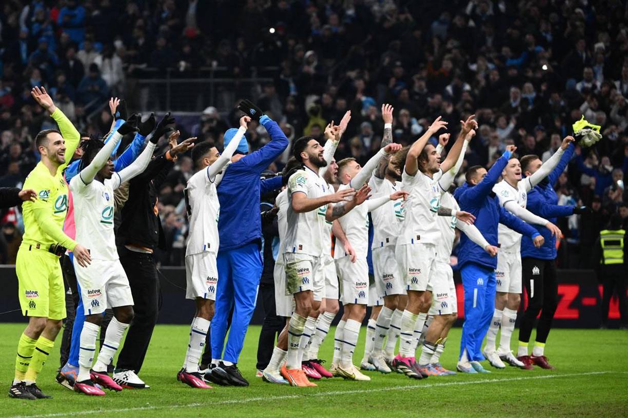 La celebración de los jugadores del Olympique de Marsella tras clasificar a cuartos de final de la Copa de Francia y eliminar al PSG.