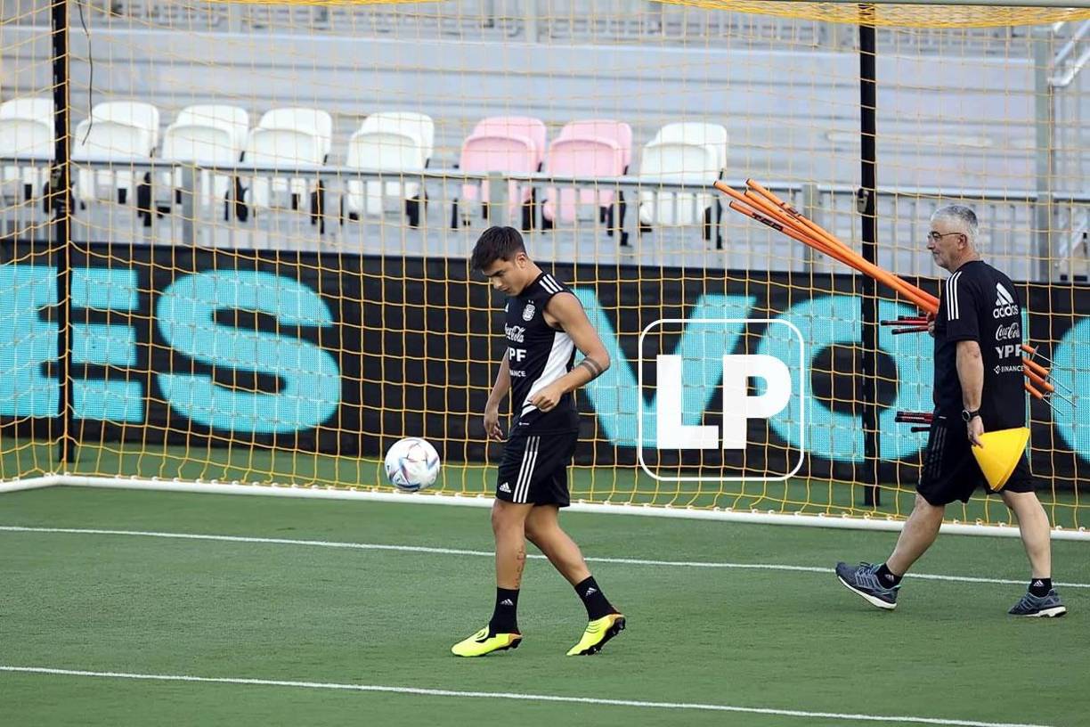Paulo Dybala estuvo trabajando por separado con parte del cuerpo técnico de la Albiceleste.