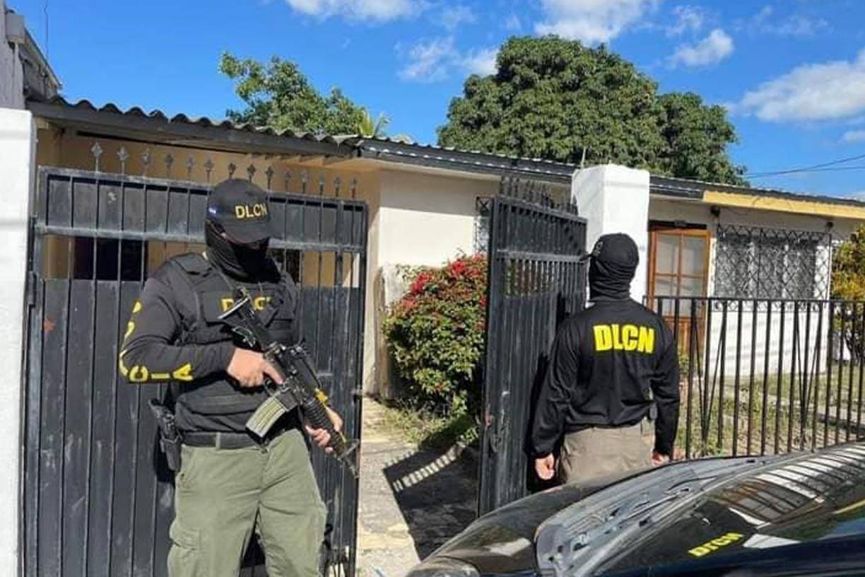Las autoridades indicaron que al interior de la casa se logró capturar a una persona como sospechosa, cuyo nombre y edad no fueron revelados.