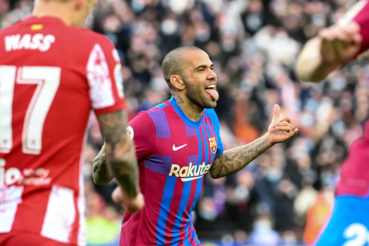El alocado festejo de Dani Alves tras su gol que significó el cuarto tanto del Barcelona.