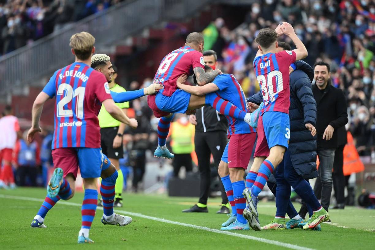 El alocado festejo de Dani Alves tras su gol que significó el cuarto tanto del Barcelona.