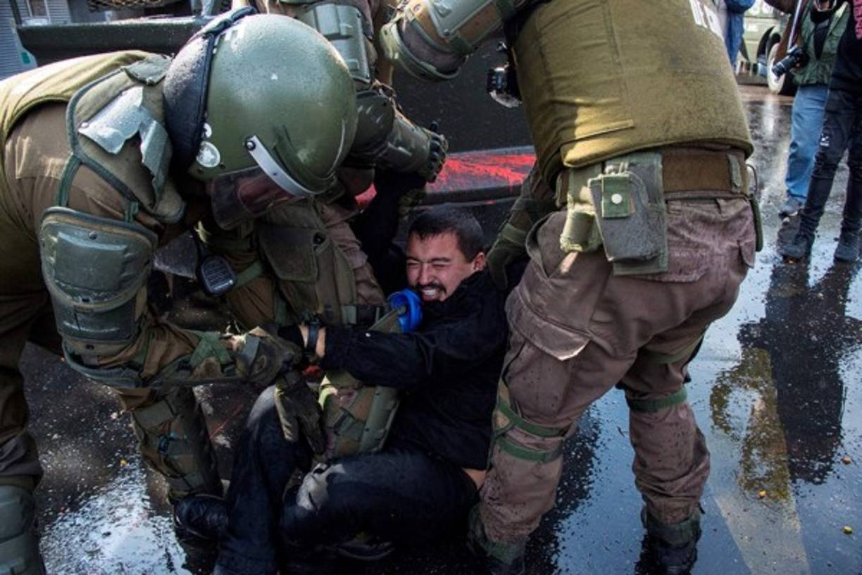 CHILE. La policía de Chilena arresta a un manifestante durante los enfrentamientos con la policía antidisturbios durante la manifestación del Primero de Mayo en Santiago.